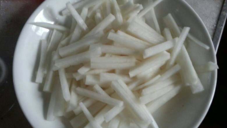 鱼片萝卜汤,萝卜切细小段