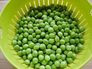 薄荷青豆糕,将青豌豆剥出豆仁,冲洗干净