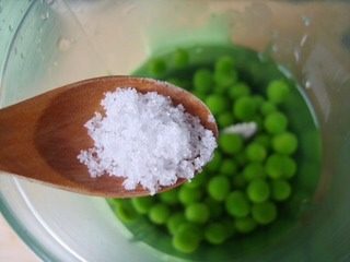薄荷青豆糕,3 将煮好的青豆和水一起倒入料理机,加白糖