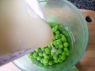 薄荷青豆糕, 并加入炼乳(不喜欢奶香味的可以不用加)