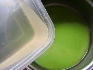 薄荷青豆糕,将融好的吉利丁溶液倒入青豆泥中,搅拌均匀