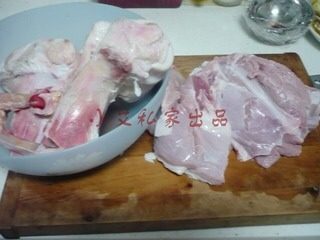 羊汤面,先准备羊肉,牛棒骨。