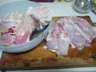 羊汤面,先准备羊肉，牛棒骨。