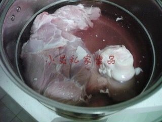 羊汤面,将材料用清水浸泡一晚上,泡去血水。中间要多次换水。