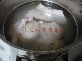 羊汤面,泡好的羊肉,牛棒骨分别焯水,撇去血沫。