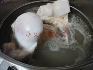 羊汤面,锅中重新换水,放入牛棒骨,大火熬开,放入包好的料包中火保持锅内大水花翻滚2小时。