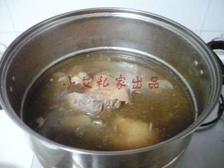 羊汤面,煮好的汤倒入砂锅中，加入切大块的羊肉，小火继续煮3个小时。