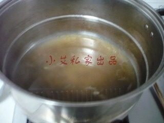 羊汤面,羊汤煮好后,备用。