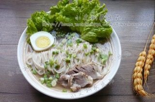 羊汤面,煮好的面捞到碗里,切几片煮好的羊肉,放上生菜,青蒜,浇上热羊汤。