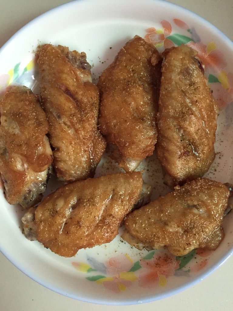 香酥鸡翅,如图上盘撒上<a style='color:red;display:inline-block;' href='/shicai/ 146542'>孜然粉</a>即可