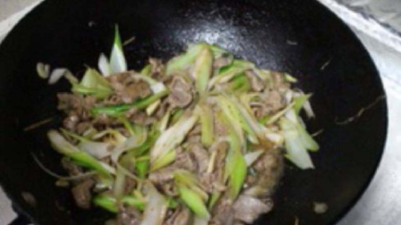 葱爆羊肉,然后放入羊肉,再加一点生抽和盐,继续煸炒至大葱软烂就可以起锅啦。