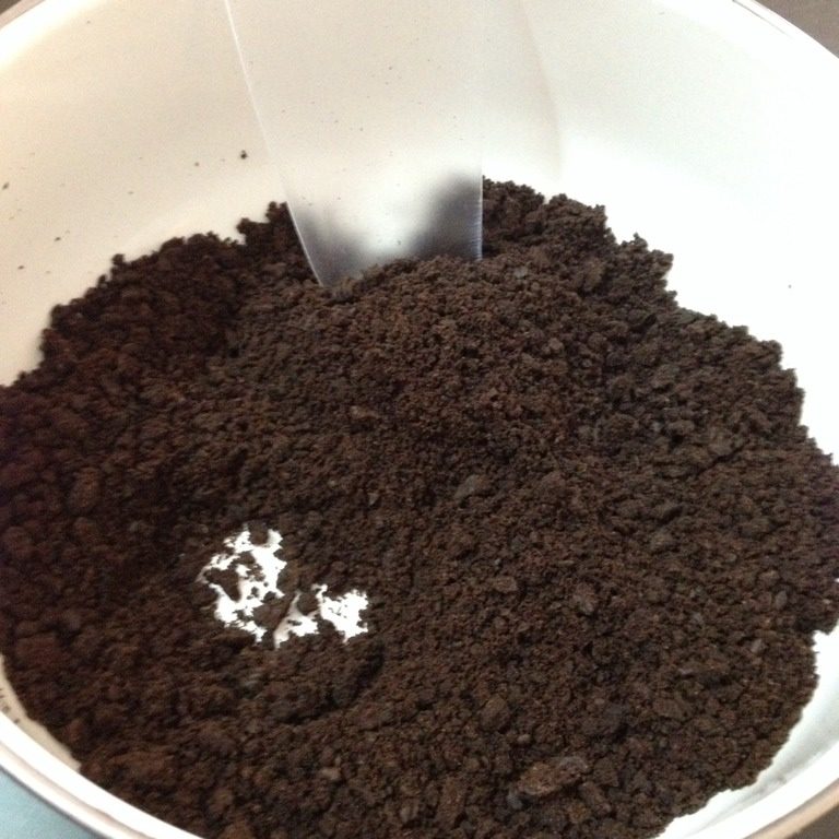 鲜芒果慕斯蛋糕,将奥利奥的夹心用刀去除后 用木棍将朱古力饼干压制粉末