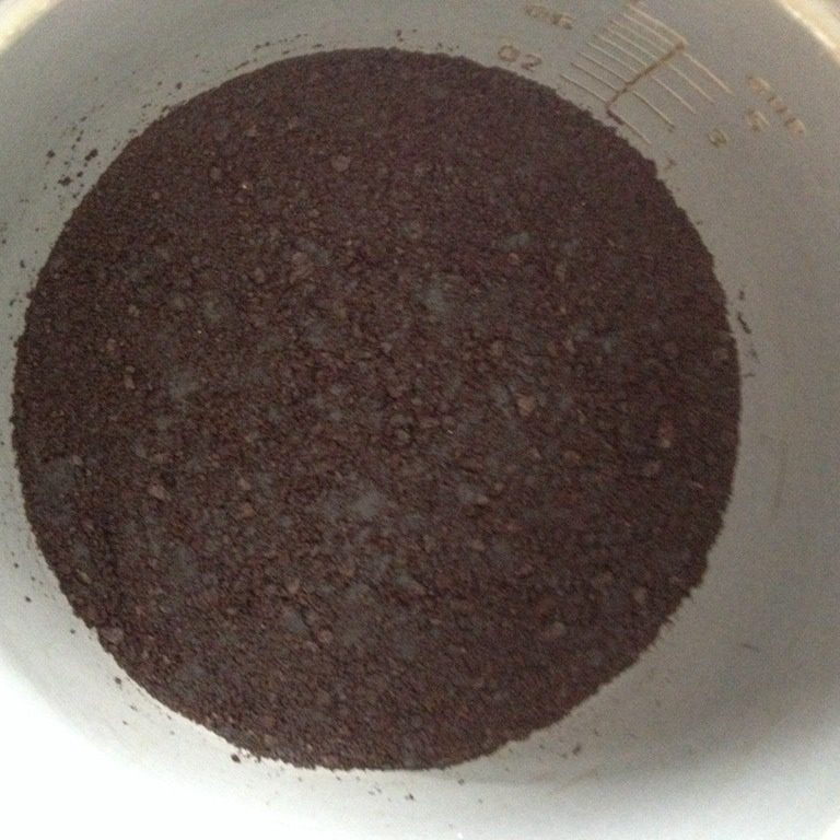 鲜芒果慕斯蛋糕,加入黄油至奥利奥粉磨中 搅拌均匀 压实制模器中 放入冰箱定性