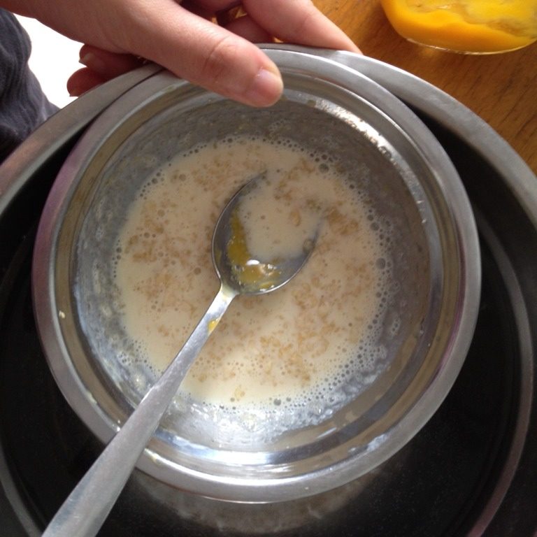 鲜芒果慕斯蛋糕,加入<a style='color:red;display:inline-block;' href='/shicai/ 219'>牛奶</a>加热 加入8g鱼胶粉搅拌均匀 