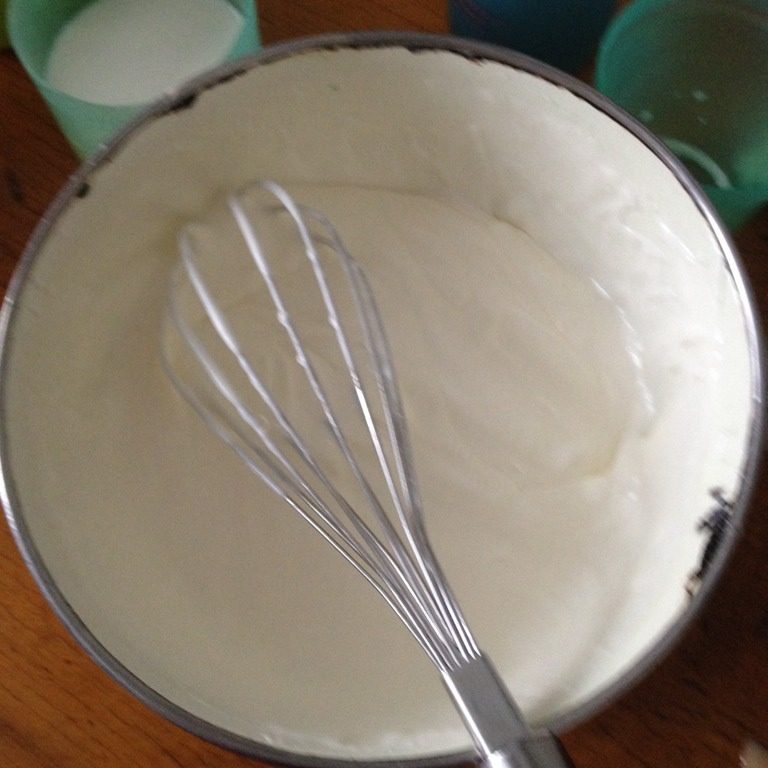 鲜芒果慕斯蛋糕,取150g的<a style='color:red;display:inline-block;' href='/shicai/ 8197'>淡奶油</a> 加入 60克白糖 打发7成 即有纹路