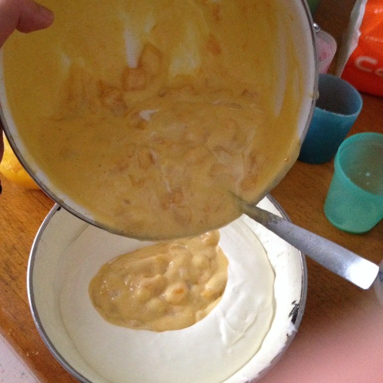 鲜芒果慕斯蛋糕,将步骤七中的果酱加入 到步骤八的 淡奶油中搅拌均匀