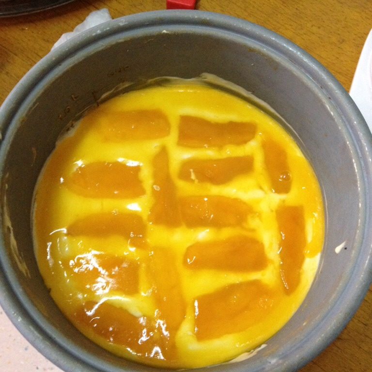 鲜芒果慕斯蛋糕,50克芒果肉搅拌加汁 加入5g 鱼胶粉 搅拌均匀 过滤后浇在蛋糕表面