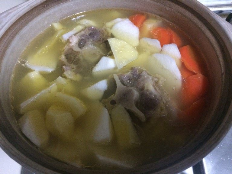 胡萝卜山药牛尾汤,如图将山药和土豆倒入锅中同煮15分钟左右；