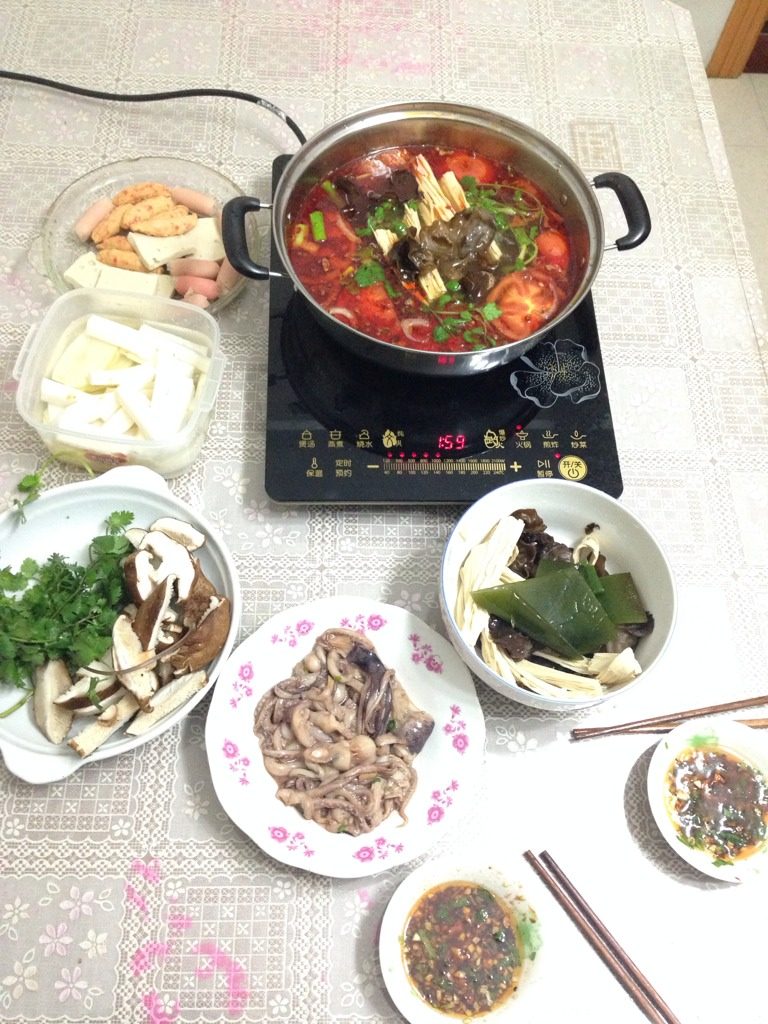 自制家庭简易小火锅,小锅水烧开放入<a style='color:red;display:inline-block;' href='/shicai/ 59'>番茄</a>片,加入姜片,蒜白,海底捞底料备用。