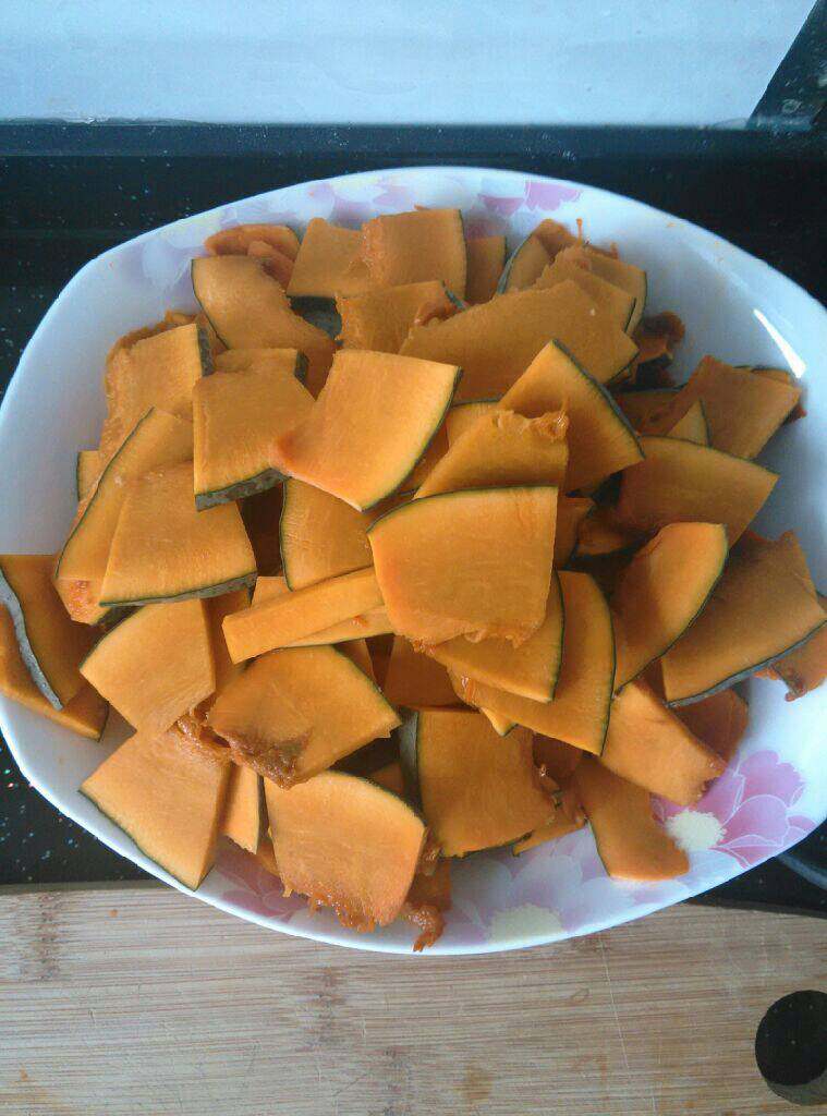 南瓜干笋炒肉,<a style='color:red;display:inline-block;' href='/shicai/ 53'>南瓜</a>洗净切薄片