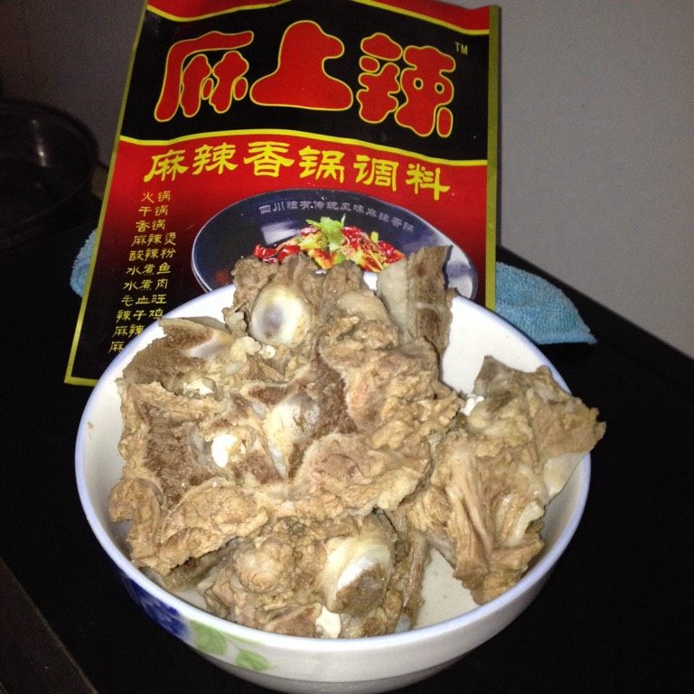 香辣羊蝎子,如图将煮好的羊蝎子捞出控干水分备用;
