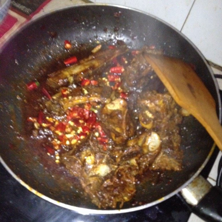 香辣羊蝎子,如图然后加入<a style='color:red;display:inline-block;' href='/shicai/ 86474'>干辣椒</a>和花椒面翻炒几下;