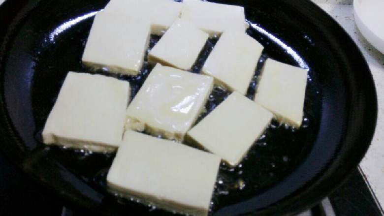剁椒蒸香豆腐,<a style='color:red;display:inline-block;' href='/shicai/ 465'>豆腐</a>切成0.5cm的小片，平底锅加油烧热后放入<a style='color:red;display:inline-block;' href='/shicai/ 465'>豆腐</a>煎。