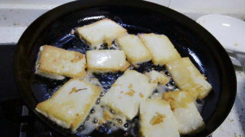 剁椒蒸香豆腐,翻面再煎,反复几次后直至两面煎至金黄。