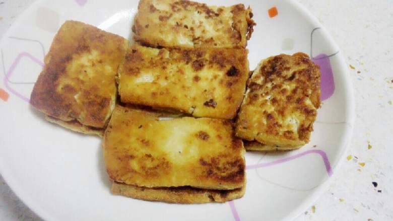 剁椒蒸香豆腐,如图摆放盘中。