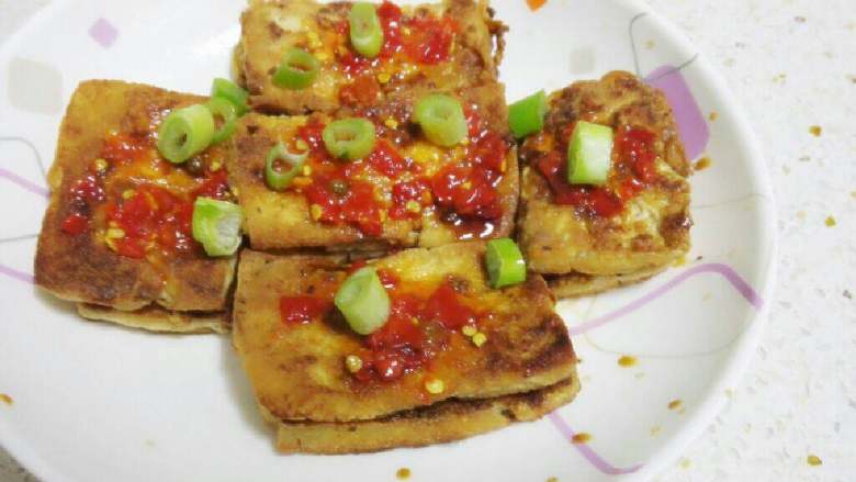 剁椒蒸香豆腐,倒入适量生抽或鼓油，将<a style='color:red;display:inline-block;' href='/shicai/ 803'>剁椒</a>均匀浇在香豆腐表面，将切好的<a style='color:red;display:inline-block;' href='/shicai/ 3250'>葱</a>段摆放上面。