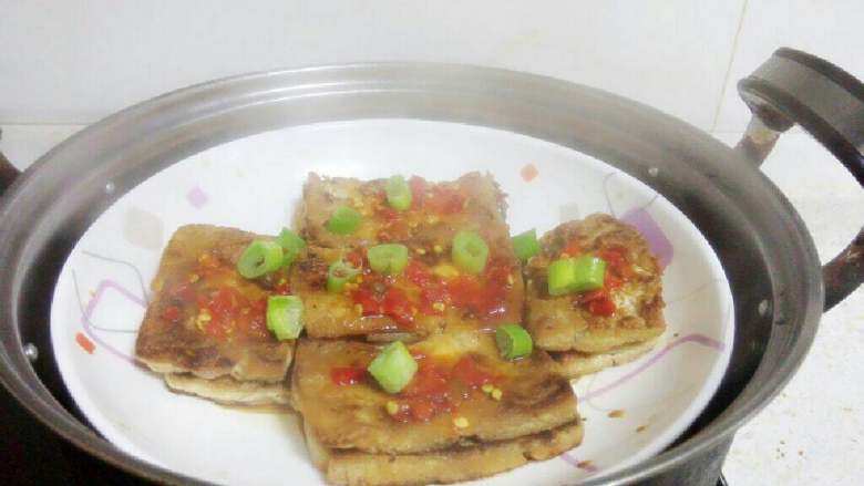剁椒蒸香豆腐,倒入<a style='color:red;display:inline-block;' href='/shicai/ 847'>香油</a>,放蒸锅蒸十五分钟既可关火。