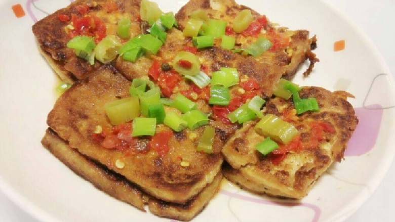 剁椒蒸香豆腐,出盘再洒些葱花既可。
香煎豆腐里渗透了鼓油的盐味和剁椒的辣味,还有香油的香味,恩不错的尝试~