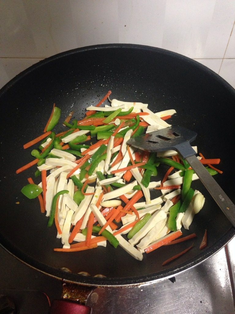 青椒萝卜炒豆干肉丝,如图加入豆干,放入适量盐、生抽、<a style='color:red;display:inline-block;' href='/shicai/ 721'>蚝油</a>。爆炒。