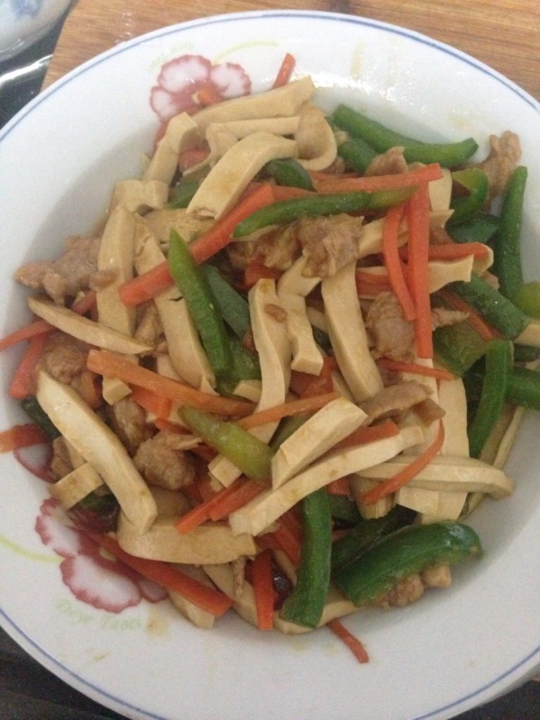 青椒萝卜炒豆干肉丝,如图小二,上菜咯…!
