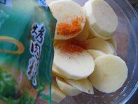 烤土豆鸡翅,3.撒适量烤翅料