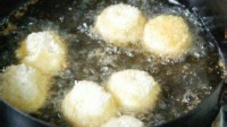 爆浆荔枝
,.热锅倒油,油温160度左右放入荔枝炸,炸至表皮金黄即可捞出。吃的时候拌甜辣酱蘸食