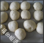 迷你土豆泥沙拉小餐包 ,将面团滚圆,放温暖处发酵至两倍大。