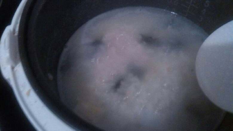 ≈皮蛋瘦肉粥≈,等粥煮好后放入焯好的里脊肉和皮蛋，接着熬