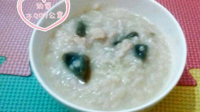 ≈皮蛋瘦肉粥≈,等所有食材都煮熟后放入适量<a style='color:red;display:inline-block;' href='/shicai/ 788'>生抽</a>和盐调味，出国后滴几滴香油即可