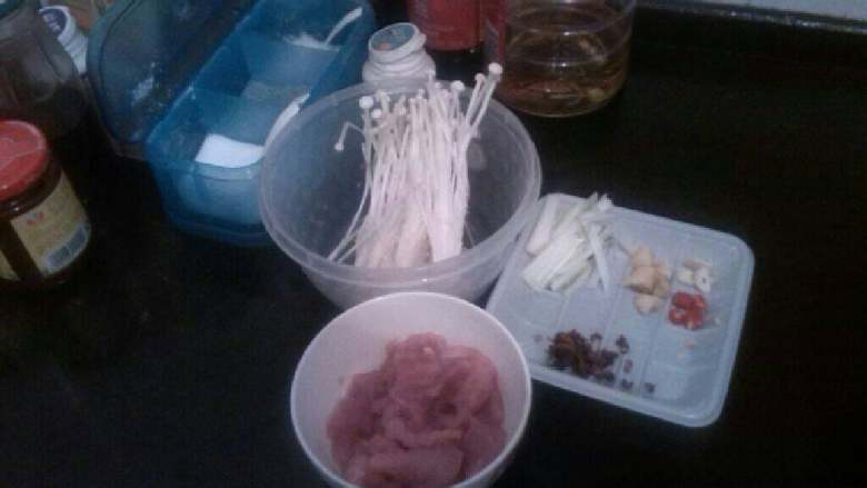 ≈水煮肉片≈,把<a style='color:red;display:inline-block;' href='/shicai/ 4430'>里脊肉</a>切薄片，用<a style='color:red;display:inline-block;' href='/shicai/ 718'>料酒</a>，<a style='color:red;display:inline-block;' href='/shicai/ 788'>生抽</a>，盐，生粉腌好，<a style='color:red;display:inline-block;' href='/shicai/ 234'>金针菇</a>洗净，<a style='color:red;display:inline-block;' href='/shicai/ 3250'>葱</a>，<a style='color:red;display:inline-block;' href='/shicai/ 37'>姜</a>，蒜，<a style='color:red;display:inline-block;' href='/shicai/ 62'>辣椒</a>切末