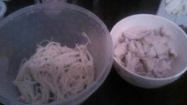 ≈水煮肉片≈,锅里坐水，把金针菇焯熟，盛到碗底，接着放入腌好的里脊肉焯一下盛出