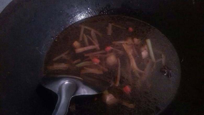 ≈水煮肉片≈,锅里热油，放入葱姜蒜末爆香，再舀一勺<a style='color:red;display:inline-block;' href='/shicai/ 705'>豆瓣酱</a>炒出红油，再加入高汤或开水，不要太多