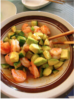 牛油果大虾沙拉,牛油果,虾仁,黄瓜丁加入<a style='color:red;display:inline-block;' href='/shicai/ 4856'>沙拉酱</a>调味