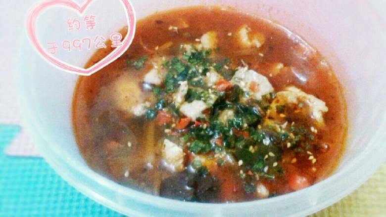 ≈水煮肉片≈,接着下入肉片煮入味后，倒入盛金针菇的碗里，再撒上葱花和芝麻，另起锅，倒入油烧滚后淋在葱花芝麻上即可