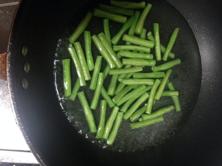 培根豆角卷,如图<a style='color:red;display:inline-block;' href='/shicai/ 3639'>豆角</a>切段，用开水煮熟，放适量盐。