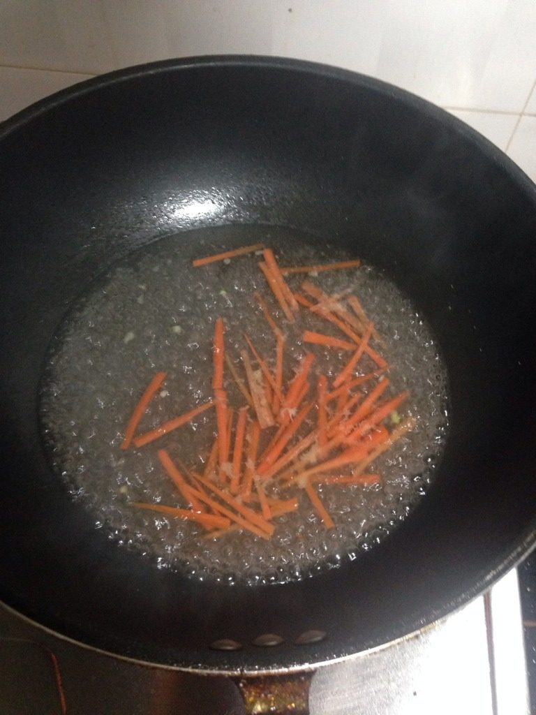 培根豆角卷,如图<a style='color:red;display:inline-block;' href='/shicai/ 25'>胡萝卜</a>切丝，用开水煮熟，捞起备用。