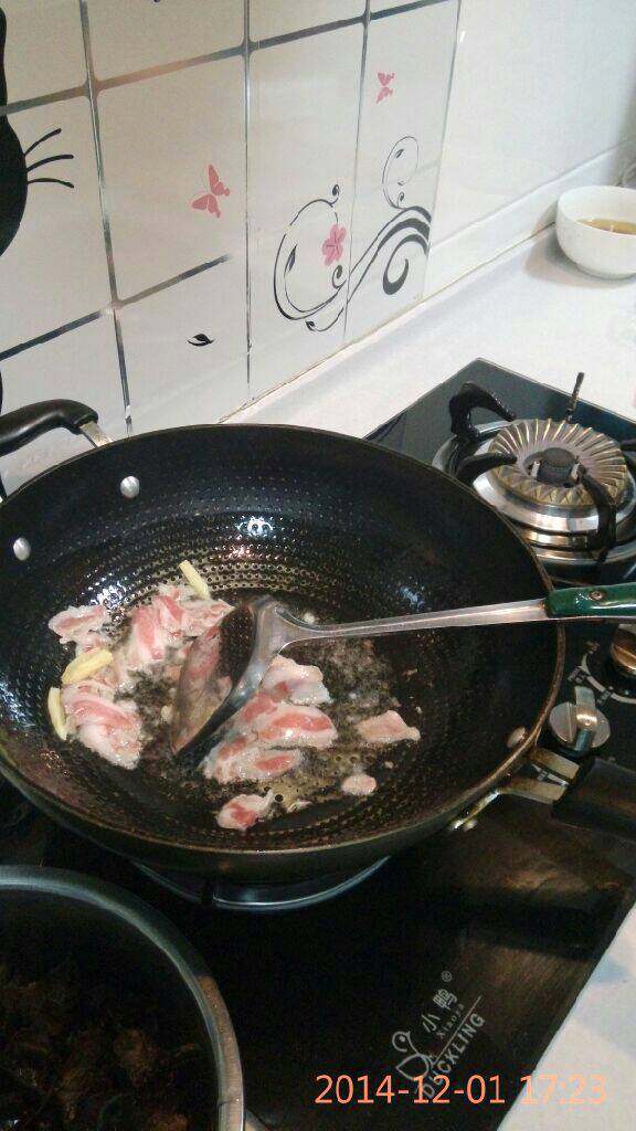 木耳炒五花肉,锅中放油，油热放葱姜，煸炒出香味，加入肉翻炒，加入<a style='color:red;display:inline-block;' href='/shicai/ 718'>料酒</a>，<a style='color:red;display:inline-block;' href='/shicai/ 692'>酱油</a>，翻炒至肉变色