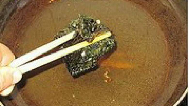 爆浆鸡蛋,锅里放油热后用筷子把海苔包好的鸡蛋夹着放进锅里炸。