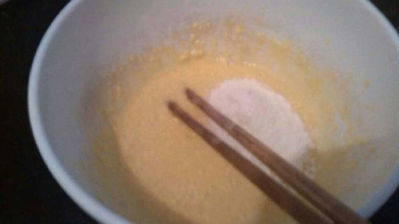 ≈草莓果酱蛋糕≈,蛋黄加入适量白糖,盐,食用油,草莓味牛奶搅匀,再加入低粉切拌均匀