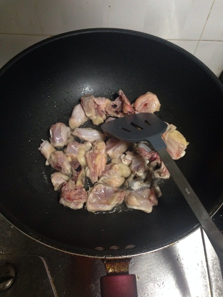 紫苏炒鸡,起油锅放蒜头、姜,把腌好的鸡肉放进锅里。放入后先不翻炒。大火等鸡肉爆3分钟,鸡肉有点焦,再翻炒。